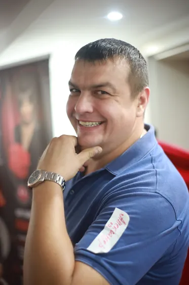 Участник улыбается